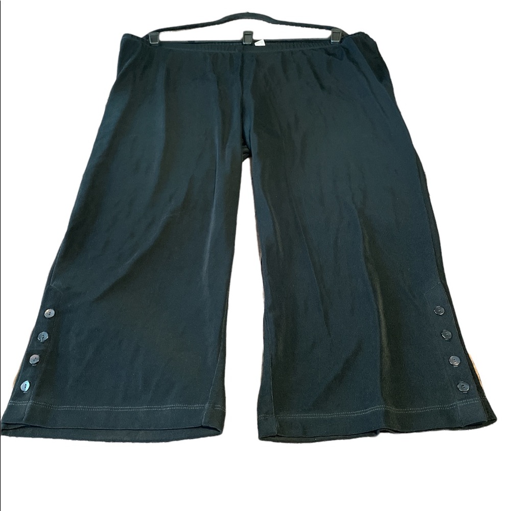 EUC Travelers Side Button Crops Chico’s Size 4 (20-22) XXL